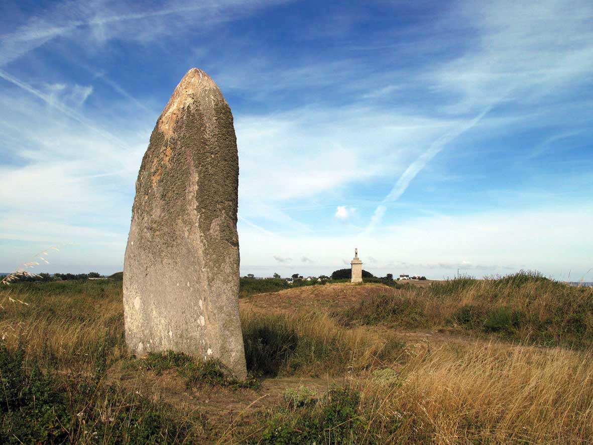 512 hc neolithique dolmen de la croix vu depuis le menhir de la vierge en juillet 2009
